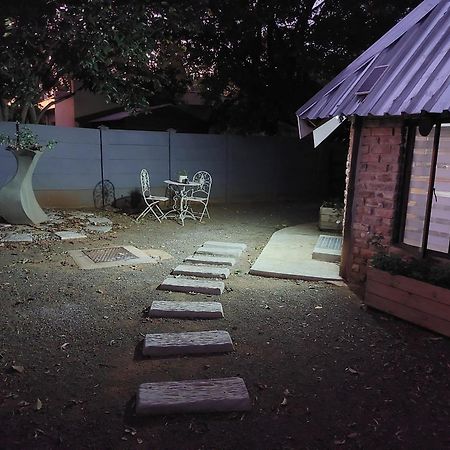 The Spare Room Cottage - Cosy And Private Блоемфонтейн Екстериор снимка